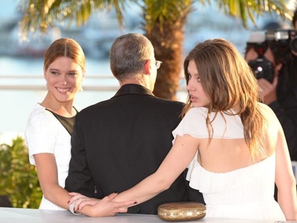 Hai nữ diễn viên của Blue is the Warmest Colour tặng đạo diễn Abdellatif Kechiche nụ hôn say đắm