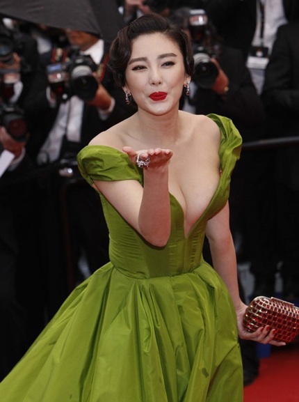 Trước đó, người đẹp diện váy trắng khoe vai trần nõn nà khi tham dự buổi chiếu ra mắt bộ phim