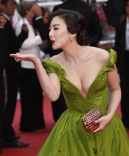 Trước đó, người đẹp diện váy trắng khoe vai trần nõn nà khi tham dự buổi chiếu ra mắt bộ phim