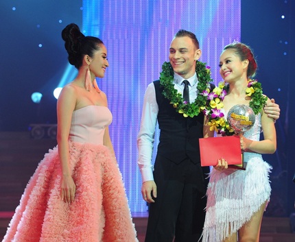 Yến Trang nhận cúp vàng Bước nhảy hoàn vũ năm 2013 - 12 Lan Phương nhận giải đồng của cuộc thi