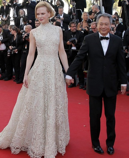 Nicole nắm tay đạo diễn Lý An trên thảm đỏ. Hai người được chọn là giám khảo của LHP năm nay.