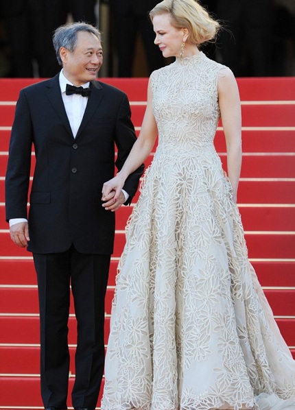 Nicole nắm tay đạo diễn Lý An trên thảm đỏ. Hai người được chọn là giám khảo của LHP năm nay.