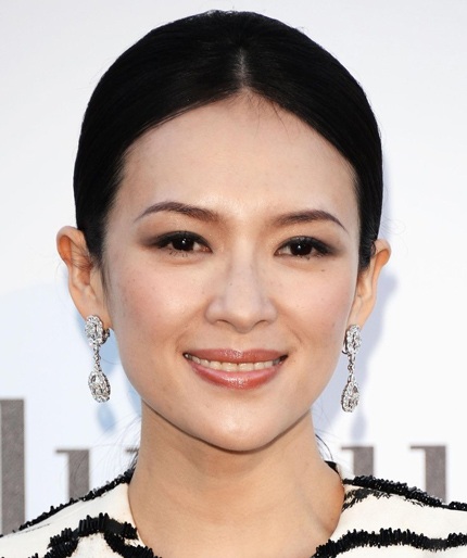 Tuy nhiên, kiểu tóc rẽ ngôi giữa lại khiến cô có phần già nua hơn.