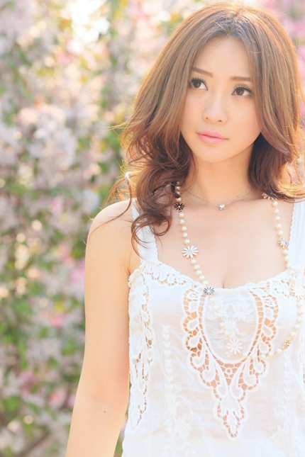 Liễu Nham trang điểm nhẹ, khoe nước da trắng ngần và gương mặt thanh tú trong vườn hoa.