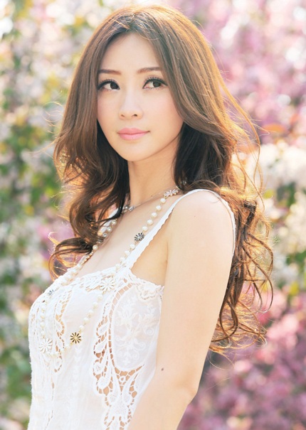 Liễu Nham trang điểm nhẹ, khoe nước da trắng ngần và gương mặt thanh tú trong vườn hoa.