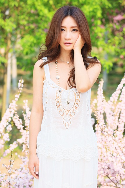 Liễu Nham trang điểm nhẹ, khoe nước da trắng ngần và gương mặt thanh tú trong vườn hoa.