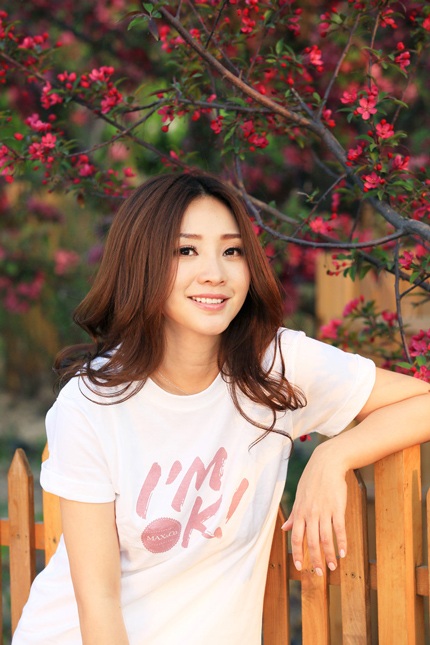 Liễu Nham trang điểm nhẹ, khoe nước da trắng ngần và gương mặt thanh tú trong vườn hoa.