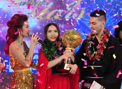 Yến Trang nhận cúp vàng Bước nhảy hoàn vũ năm 2013 - 14 Giây phút đăng quang của Yến Trang và bạn nhảy