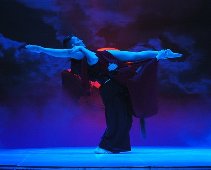 Sang phần thi thứ hai, Yến Trang và bạn nhảy bùng nổ trong một bài múa đương đại.
