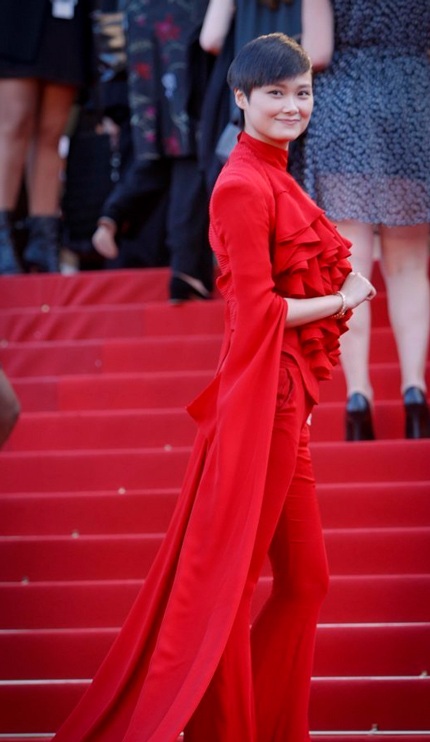 Trước đó một ngày Lý Vũ Xuân diện một bộ cánh đỏ rực khi tới xem bộ phim