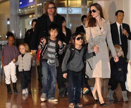 Angelina Jolie cắt bỏ hai bên ngực - 4 Angelina Jolie đã quyết định phẫu thuật cắt bỏ hai bên ngực.