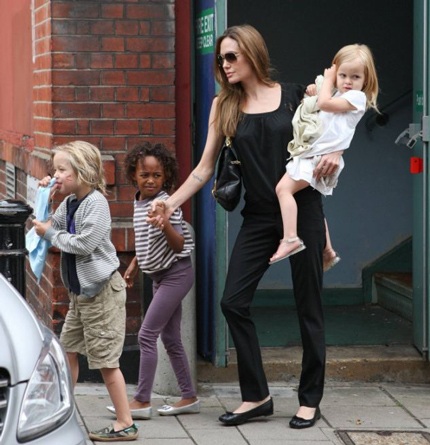 Angelina Jolie được Brad Pitt gọi là "nữ anh hùng" vì cắt bỏ ngực - 2 Các con liên tục yêu cầu Angelina và Brad làm đám cưới.