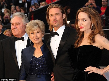 Angelina Jolie được Brad Pitt gọi là "nữ anh hùng" vì cắt bỏ ngực - 4 Cha ruột của Angelina Jolie tự hào về quyết định táo bạo của con gái.