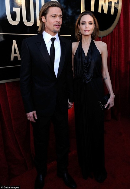 Angelina Jolie được Brad Pitt gọi là "nữ anh hùng" vì cắt bỏ ngực - 5 Cha ruột của Angelina Jolie tự hào về quyết định táo bạo của con gái.