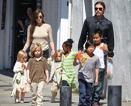 Angelina Jolie định cắt bỏ thêm hai buồng trứng - 2 Cặp đôi Brangelina bên đàn con đông đúc của mình, gồm 3 con ruột và 3 con nuôi.