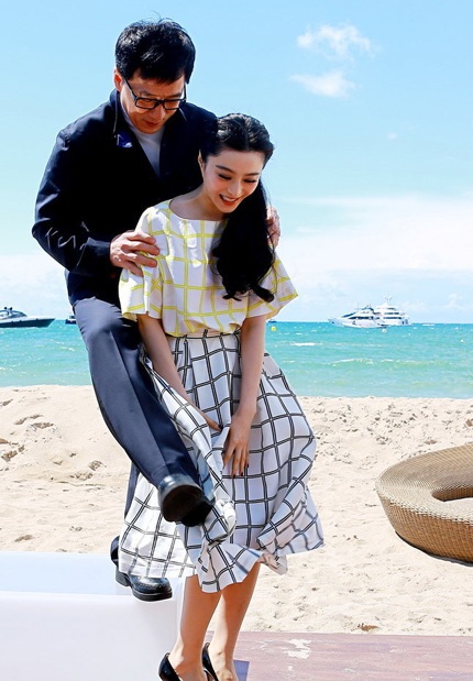 Thành Long và Phạm Băng Băng trong buổi chụp hình quảng cáo cho bộ phim hài Jedi escape, ngày 17/5.