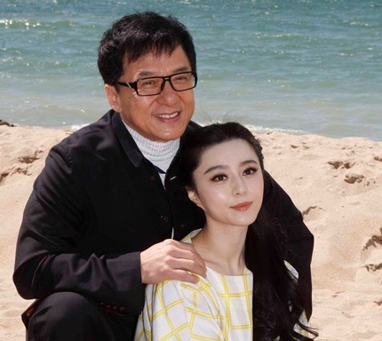 Thành Long và Phạm Băng Băng trong buổi chụp hình quảng cáo cho bộ phim hài Jedi escape, ngày 17/5.