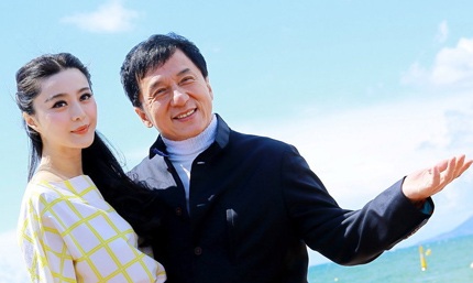 Thành Long và Phạm Băng Băng trong buổi chụp hình quảng cáo cho bộ phim hài Jedi escape, ngày 17/5.