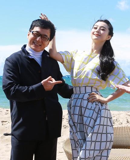 Thành Long và Phạm Băng Băng trong buổi chụp hình quảng cáo cho bộ phim hài Jedi escape, ngày 17/5.