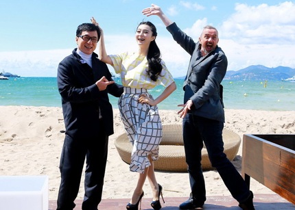 Phạm Băng Băng tìm ra giải pháp đó là kẹp vạt váy vào giữa hai đùi để tránh lộ hàng