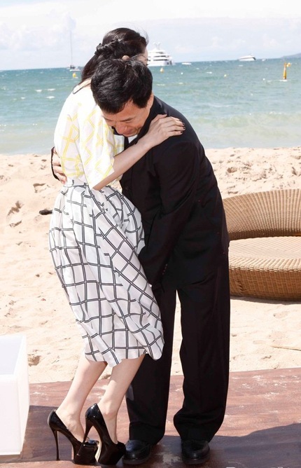 Thành Long và Phạm Băng Băng trong buổi chụp hình quảng cáo cho bộ phim hài Jedi escape, ngày 17/5.