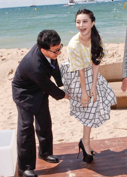 Thành Long và Phạm Băng Băng trong buổi chụp hình quảng cáo cho bộ phim hài Jedi escape, ngày 17/5.