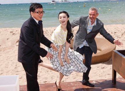 Thành Long và Phạm Băng Băng trong buổi chụp hình quảng cáo cho bộ phim hài Jedi escape, ngày 17/5.