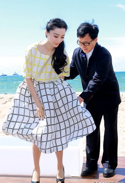 Thành Long và Phạm Băng Băng trong buổi chụp hình quảng cáo cho bộ phim hài Jedi escape, ngày 17/5.