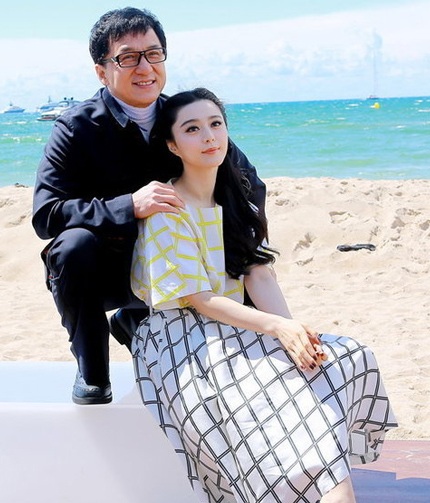 Thành Long và Phạm Băng Băng trong buổi chụp hình quảng cáo cho bộ phim hài Jedi escape, ngày 17/5.