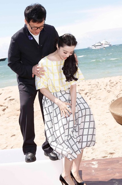 Thành Long và Phạm Băng Băng trong buổi chụp hình quảng cáo cho bộ phim hài Jedi escape, ngày 17/5.