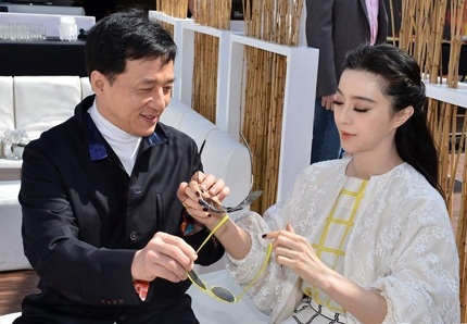 Phạm Băng Băng và Thành Long đổi kính cho nhau.