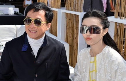 Phạm Băng Băng và Thành Long đổi kính cho nhau.