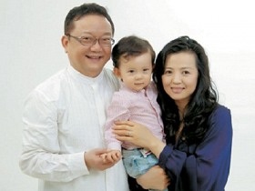 “Hòa Thân” Vương Cương và hai cuộc hôn nhân thất bại - 3 Vương Cương và người vợ thứ ba kém ông 20 tuổi.
