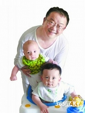 “Hòa Thân” Vương Cương và hai cuộc hôn nhân thất bại - 4 Vương Cương cùng con trai và cháu ngoại