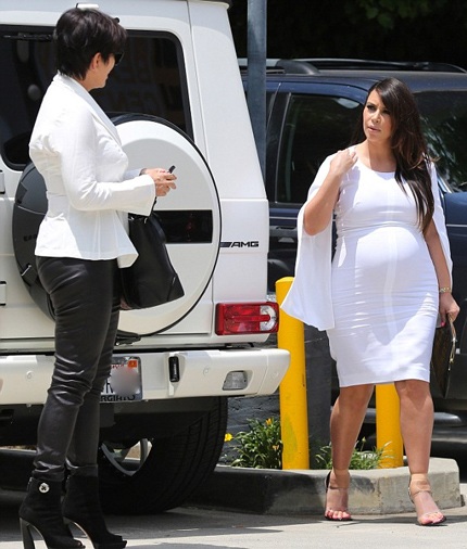 Kim ăn mặc và trang điểm cẩn thận để tới buổi quay show truyền hình nổi tiếng của mình