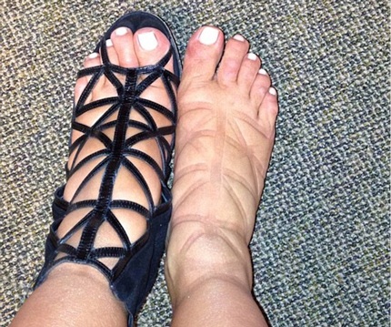 Tuần trước, Kim cũng than vãn với các fan rằng, đôi chân của cô mệt mỏi và sưng to vì giày cao gót.