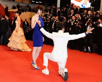 Vương Vũ Cường thể hiện tình yêu với vợ trước hàng trăm phóng viên.