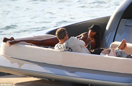 Tỉ phú Nga "đá" siêu mẫu Naomi Campbell để theo gái trẻ - 3 Cặp tình nhân nằm dài sười nắng