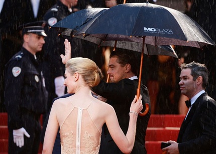 Mưa rất lớn nhưng không làm tinh thần của các nghệ sĩ giảm sút