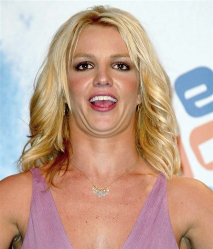 Công chúa nhạc Pop Britney Spear lộ hai cằm trong góp chụp này.