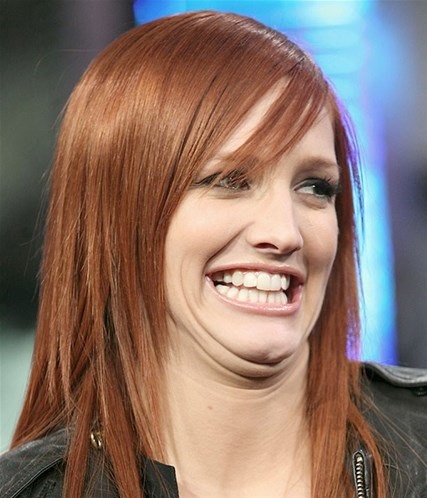 Em gái của Jessica Simpson - ca sĩ Ashlee Simpson có lẽ nên cười duyên hơn!