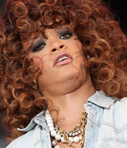 Rihanna không phải lúc nào cũng gợi cảm và quyến rũ!