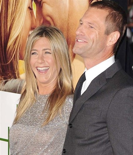 Đến như ngôi sao hoàn hảo như Jennifer Anniston cũng không được thợ săn ảnh tha bổng