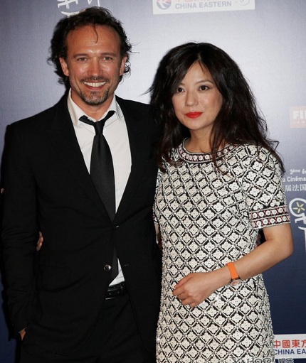 Triệu Vy vinh dự và bất ngờ khi được nam diễn viên người Pháp Vincent Perez hôn lên tay.