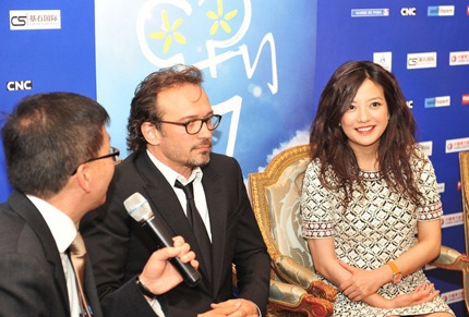 Én nhỏ trẻ trung hơn với kiểu tóc làm xoăn lọn to và váy họa tiết hoa.