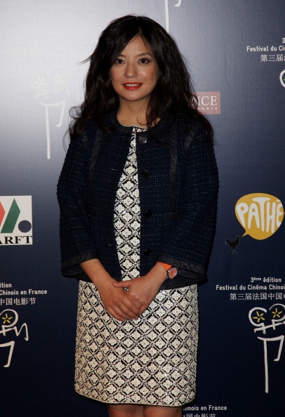 Én nhỏ trẻ trung hơn với kiểu tóc làm xoăn lọn to và váy họa tiết hoa.