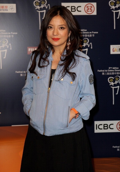 Sau đó, én nhỏ thay sang bộ trang phục khác và tiếp tục trò chuyện với báo giới Pháp.