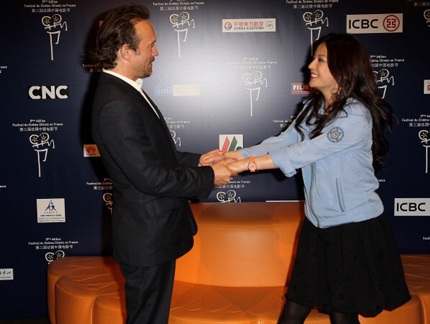 Nữ diễn viên Trung Quốc gặp lại nam đồng nghiệp Vincent Perez, cô cũng bày tỏ tình cảm với anh.