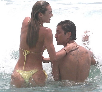 Candice và bạn trai nô đùa dưới biển...