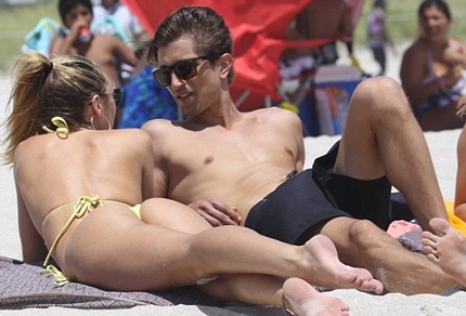 Candice và bạn trai nô đùa dưới biển...